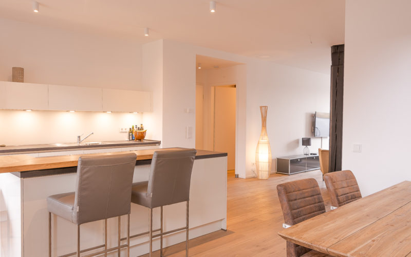 Küchenansicht zum Wohnbereich - Vester Immobilien- Wohnung in Düsseldorf Hubbelrath mieten_-8