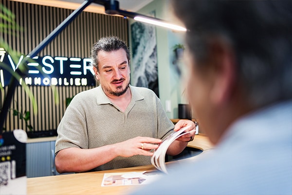 immobilien-vermieten-in-mettmann-und-duesseldorf Dominic S. Vester im Beratungsgespräch bei Vester Immobilien – persönliche Unterstützung für die Immobilienvermietung in Düsseldorf und Mettmann.